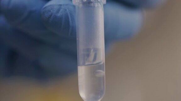 科学家在实验室用移液管取样