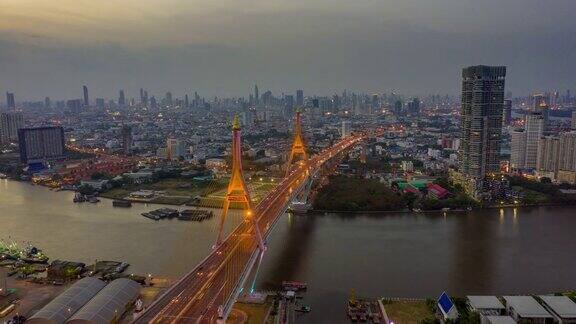 泰国曼谷普密蓬悬索桥横跨湄南河一辆汽车在桥上行驶