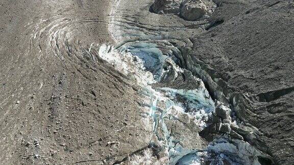 无人机俯瞰冰柱周围环绕着粗糙的岩石山景观
