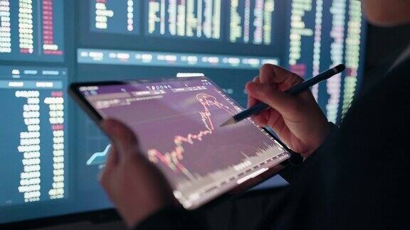 女商人在平板电脑上分析股市数据