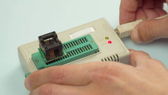 主控器将电源线插入编程器指示灯亮用于对芯片进行编程