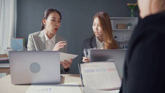 快乐的年轻商人和女商人会议头脑风暴一些新的想法他的合作伙伴一起工作计划成功的策略享受团队合作在小型现代家庭办公室