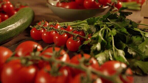 4K多莉移动-厨房的特写与新鲜的西红柿和蔬菜