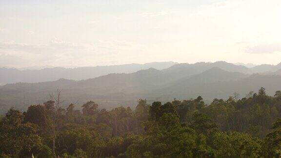 热带山脉和热带雨林与早晨的阳光