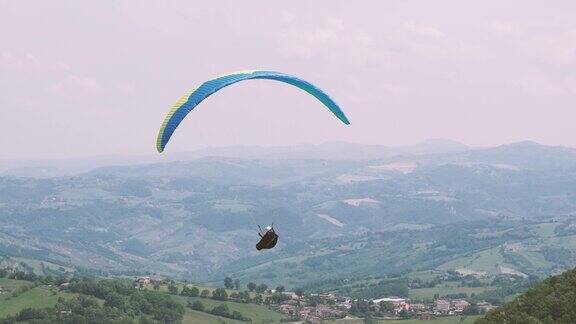 单人滑翔伞飞行在山区地形在欧洲