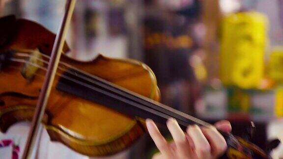 在泰国街头夜市演奏小提琴的音乐家