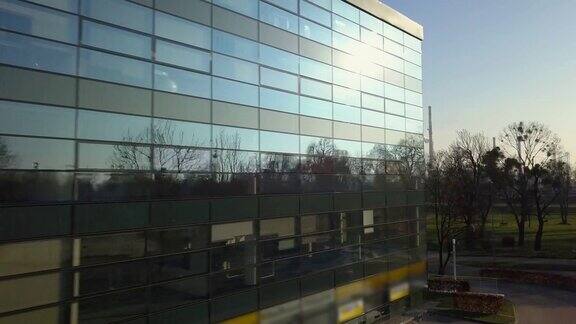 反射阳光的现代办公楼天线