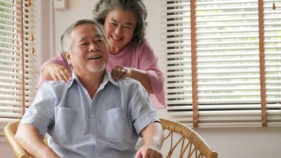 一位亚洲老人在家接受妻子的按摩高级生活方式家庭理念