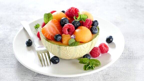 新鲜水果沙拉配甜瓜和浆果水果