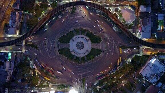 鸟瞰图巨大的环岛和交通灯在胜利纪念碑晚上在曼谷泰国