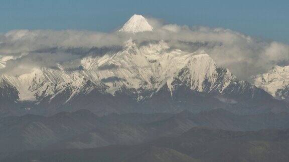 中国四川明雅康家山美丽的日出景观