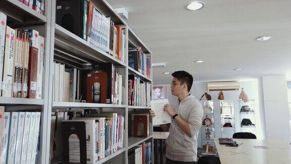 亚洲大学生在图书馆看书