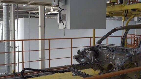 车身在传送带上工厂的现代汽车组装自动化的构建过程这组机器人执行任务产业