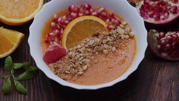 橘子多水果冰沙碗搭配格兰诺拉麦片橘子石榴和柚子