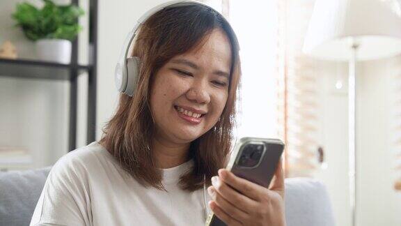 戴着耳机听音乐的亚洲女人