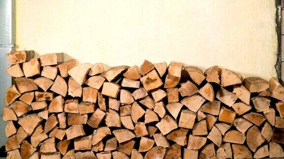 沿着墙堆放木柴