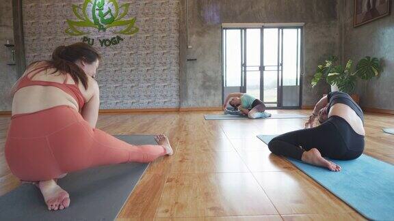 东南亚人在家里练瑜伽