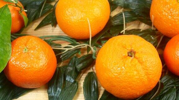 多汁的橘子放在桌子上