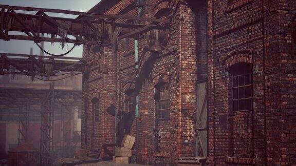 夕阳下废弃的工业厂房
