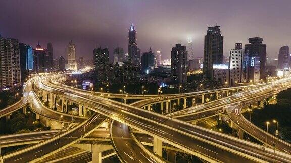 ZI高峰时刻的多条高速公路和立交桥上的交通上海中国