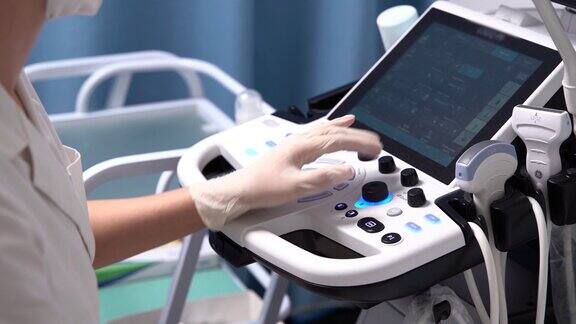 医生的手用超声波扫描仪对病人进行医学检查近距离超声机和医生的手在手套概念