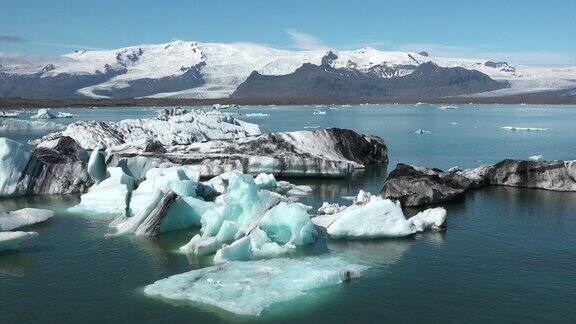 冰山和全球变暖绿松石海湾的冰山正在融化极地环境中的冰川北极景观和全球变暖问题冰岛的景观生态和气候变化