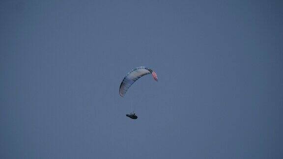 五颜六色的滑翔伞在蓝天中轻轻飞翔