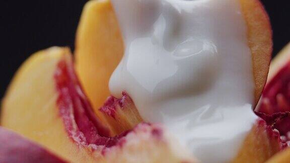 酸奶倒在新鲜的桃子片上极端特写镜头