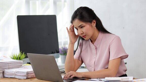 在办公室使用笔记本电脑工作的严肃的商务女性或经理受到工作问题的压力和压力