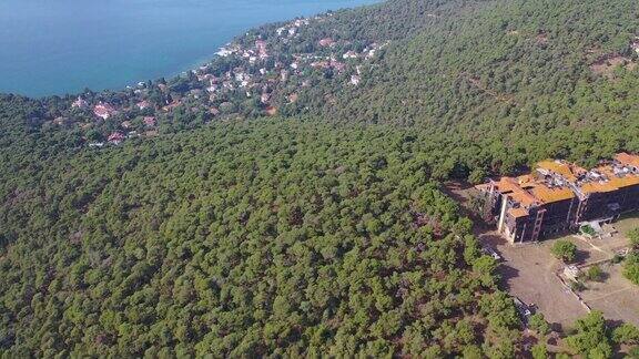 伊斯坦布尔用无人机鸟瞰布尤卡达的孤儿院壮丽的树木和海景被茂密树木环绕的孤儿院建筑伊斯坦布尔土耳其
