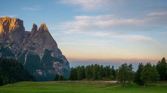 DolomitesSeiseralm的日出