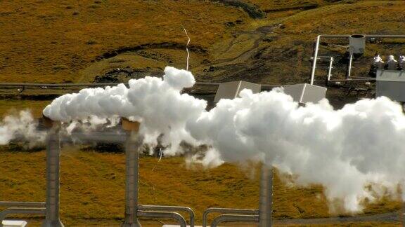 在秋天的一天地热站的管道与蒸汽云在冰岛生产电力