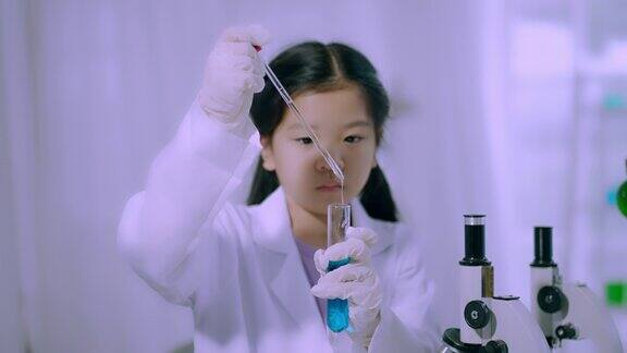 STEM学生在检查一些东西科学家学生在试管中混合物质