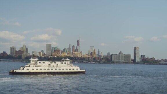 城市摩天大楼和船从纽约市中心过河