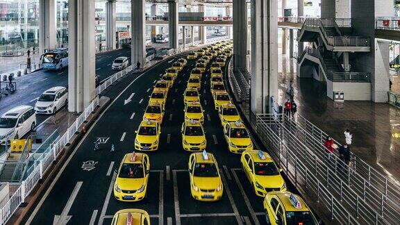 TU繁忙的黄色出租车在机场出口排队