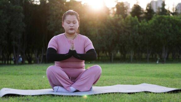 年轻高大的亚洲女性在户外做瑜伽