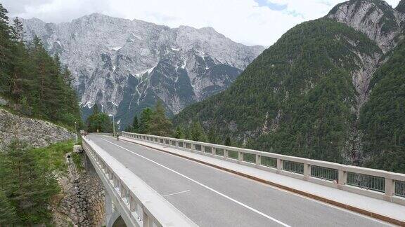 空中公路自行车超速通过一座桥在高山上