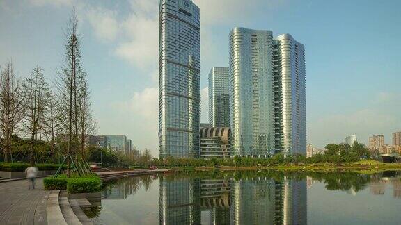 阳光明媚的一天成都市中心公园湖现代公寓综合体延时全景4k中国
