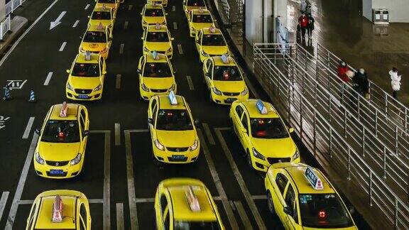 TD机场出口黄色出租车排起长队