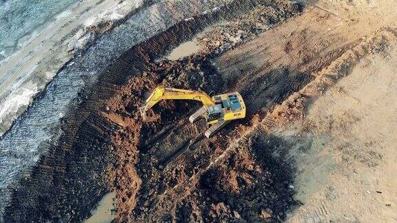 黄色的挖掘机在采石场铲土工业建筑工地的重型机械