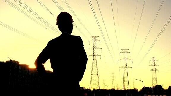 电气工程师在日落时的后视图