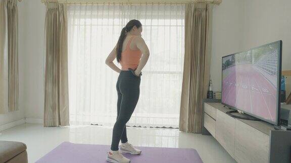 虚拟现实跑步机未来的体育运动在线课堂健身房在家里与VR体验