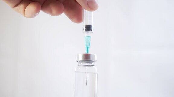 特写注射器与针从一个玻璃小瓶药