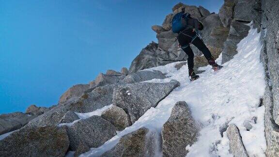 用绳索攀登高海拔山脉冬天的风景