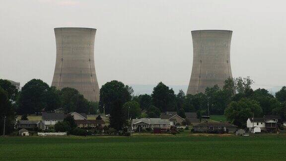 核电站冷却塔耸立在小社区之上