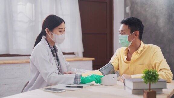 女医生用血压与年轻亚洲男子病人在家访