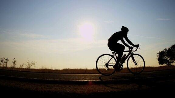 骑单车的人在日出时锻炼身体