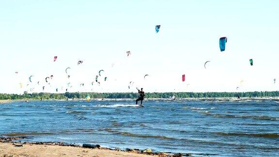 风筝冲浪者在夏季风浪中乘风出海是一种极端的水上娱乐活动