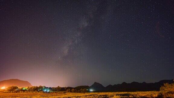 白天到夜晚的时间流逝的银河和剪影山与晴朗的天空