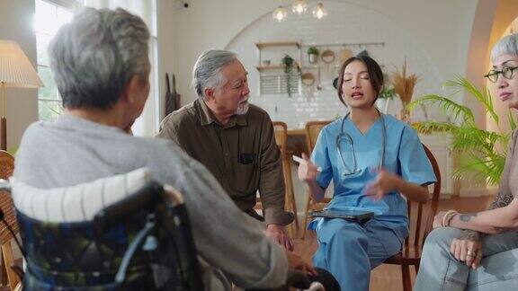 护士医生在生活区进行健康检查咨询护理人员与老年夫妇坐在养老院的客厅交谈